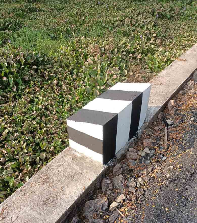 Hazard marking at a culvert